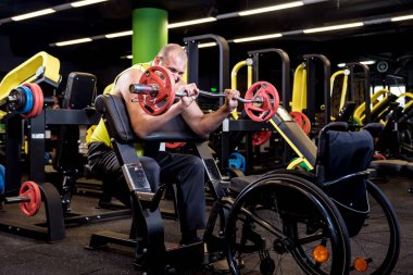 Rehabilitasyon merkezinde engelli adam eğitimi