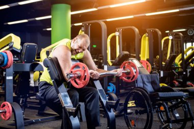 Rehabilitasyon merkezinde engelli adam eğitimi