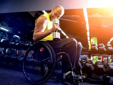 Rehabilitasyon merkezinde engelli adam eğitimi