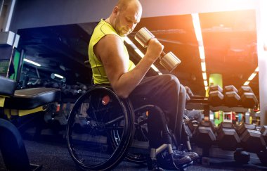 Rehabilitasyon merkezinde engelli adam eğitimi