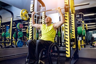 Rehabilitasyon merkezinde engelli adam eğitimi