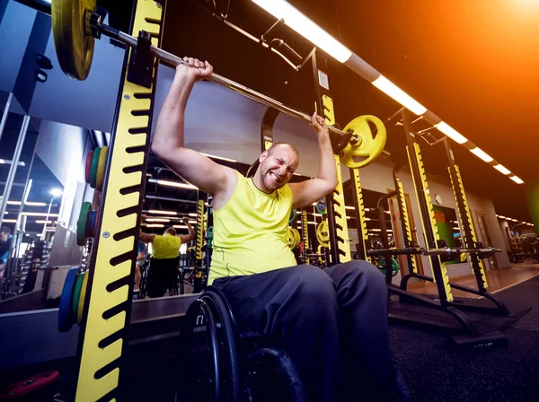 Rehabilitasyon merkezinde engelli adam eğitimi