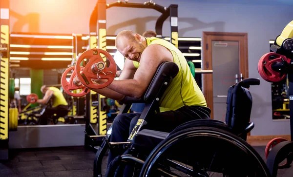 Rehabilitasyon merkezinde engelli adam eğitimi