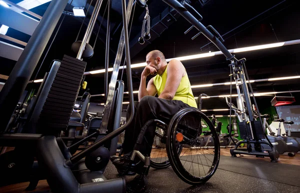 Rehabilitasyon merkezinde engelli adam eğitimi