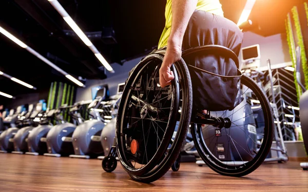 Entrenamiento para discapacitados en el gimnasio del centro de rehabilitación —  Fotos de Stock