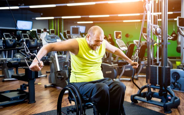 Rehabilitasyon merkezinde engelli adam eğitimi