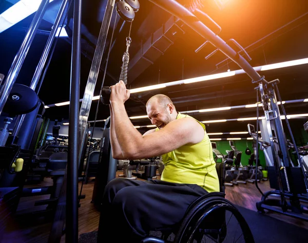 Rehabilitasyon merkezinde engelli adam eğitimi