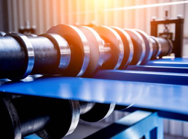 Modern metal fabrikasında metal levha oluşturma makinesi.