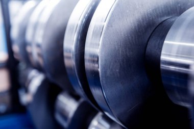 Modern metal fabrikasında metal levha oluşturma makinesi.