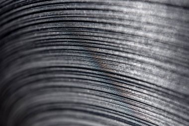 Kıvrımlı metal çizgileri çelikten yapılmıştır..