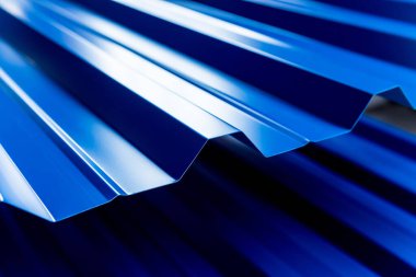 Mavi metalik çatı kiremitleri ve su damlaları.