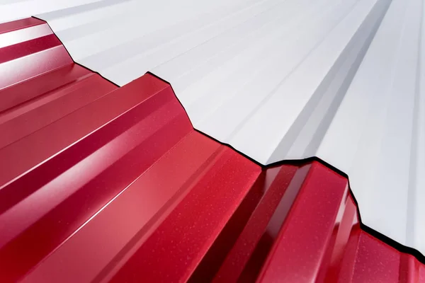 Kırmızı ve beyaz metalik çatı kiremitleri ile su damlaları. — Stok fotoğraf