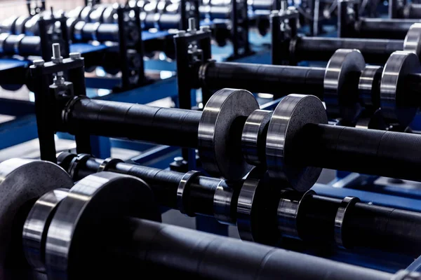 Modern metal fabrikasında metal levha oluşturma makinesi.