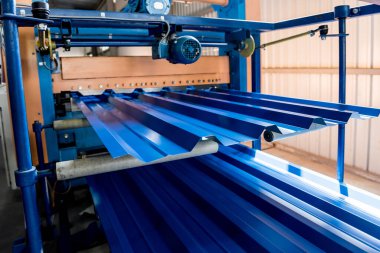 Modern metal fabrikasında metal levha oluşturma makinesi.