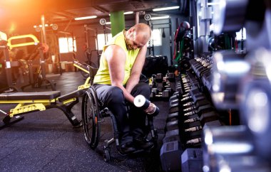 Rehabilitasyon merkezinde engelli adam eğitimi