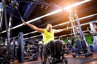 Rehabilitasyon merkezinde engelli adam eğitimi