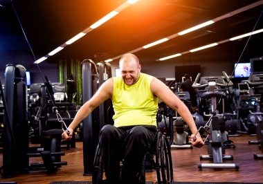 Rehabilitasyon merkezinde engelli adam eğitimi