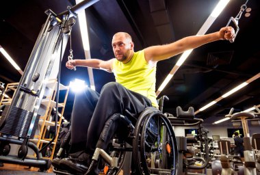 Rehabilitasyon merkezinde engelli adam eğitimi