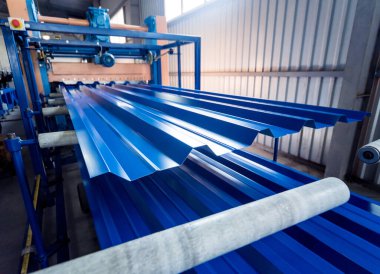 Modern metal fabrikasında metal levha oluşturma makinesi.