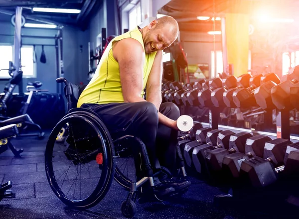 Rehabilitasyon merkezinde engelli adam eğitimi