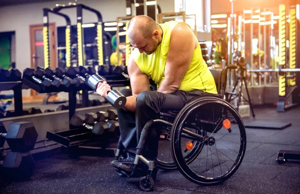 Rehabilitasyon merkezinde engelli adam eğitimi