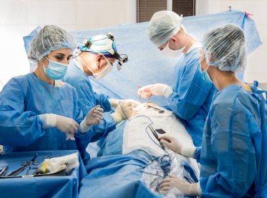 Göğüs kafesini çıkarıp yerine implant takmak için ameliyat..