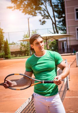 Tenis kortunda genç bir sporcunun portresi.
