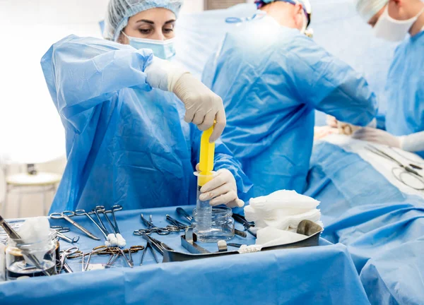 Operation zur Entfernung der Brust und deren Ersatz durch ein Implantat. — Stockfoto