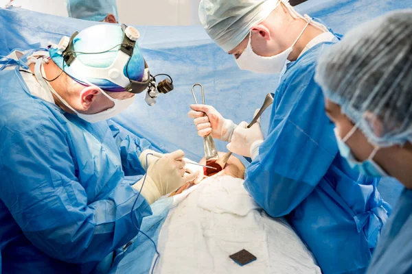 Cirugía para extirpar la mama y reemplazarla con un implante. — Foto de Stock