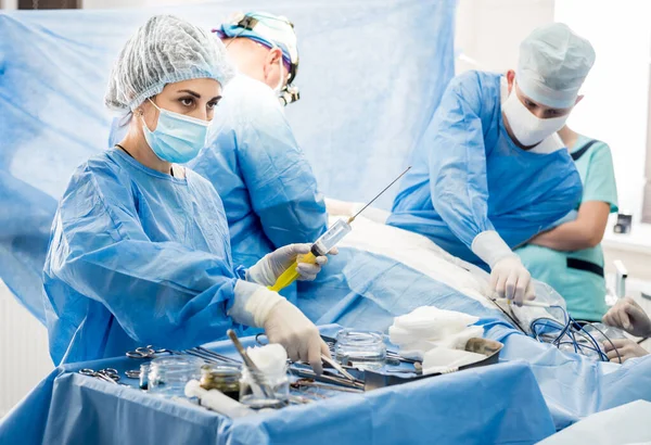 Хірургія для видалення грудей і заміни її імплантатом . — стокове фото
