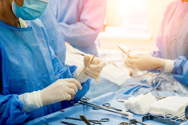 Chirurgie om de borst te verwijderen en te vervangen door een implantaat. — Stockfoto