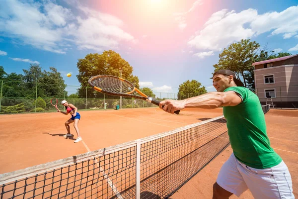 Молода спортивна пара грає в теніс на корті . — стокове фото