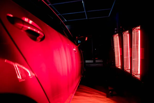 Lámparas infrarrojas para el secado de las piezas de la carrocería del coche después de aplicar excepto recubrimiento brillante — Foto de Stock