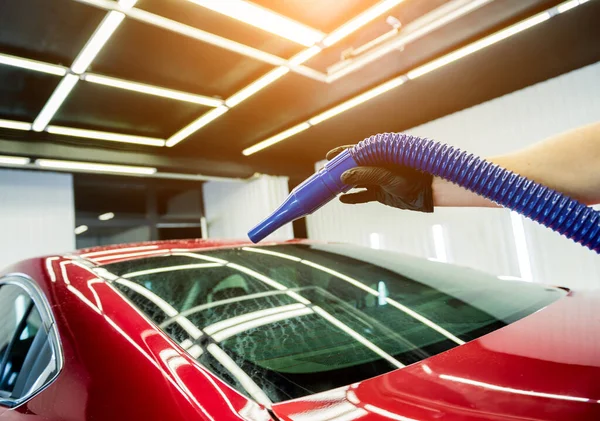 Servicemitarbeiter trocknet das Auto nach dem Waschen automatisch. — Stockfoto