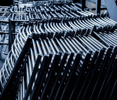 Metal boru inşaatının endüstriyel arka planı.