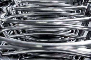 Metal boru inşaatının endüstriyel arka planı.