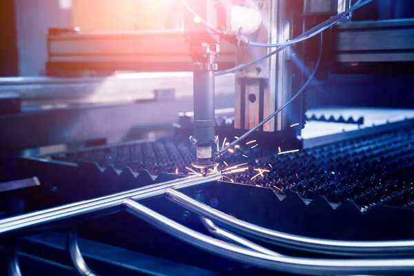 Lazer kesme makinesi borulardaki delikleri kesiyor.