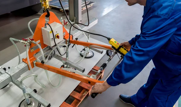 Werknemer gebruikt zuignappen voor het transport van grote metalen platen — Stockfoto