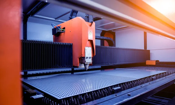 De lasersnijmachine die het blad van metaal snijdt — Stockfoto