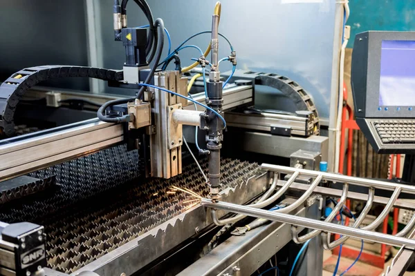 Lazer kesme makinesi borulardaki delikleri kesiyor.