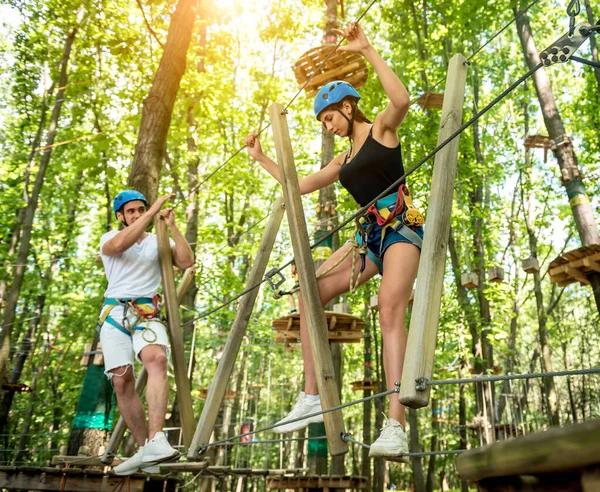 Genç çift macera parkında eğleniyor..