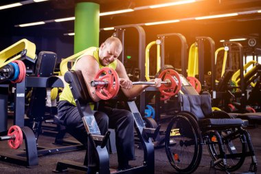 Rehabilitasyon merkezinde engelli adam eğitimi