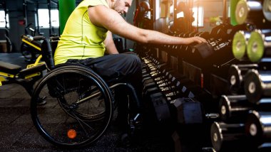Rehabilitasyon merkezinde engelli adam eğitimi