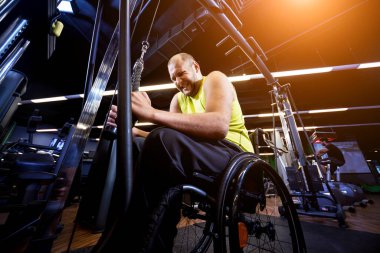 Rehabilitasyon merkezinde engelli adam eğitimi