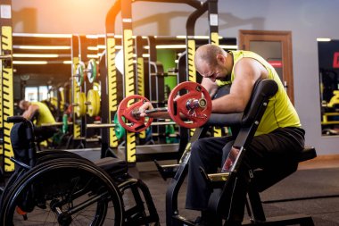 Rehabilitasyon merkezinde engelli adam eğitimi