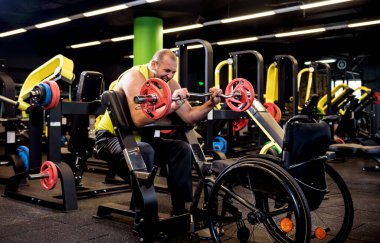 Rehabilitasyon merkezinde engelli adam eğitimi
