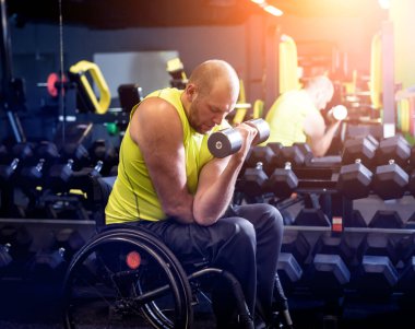 Rehabilitasyon merkezinde engelli adam eğitimi