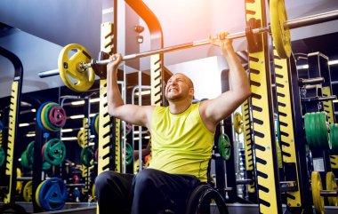 Rehabilitasyon merkezinde engelli adam eğitimi