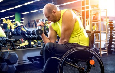 Rehabilitasyon merkezinde engelli adam eğitimi