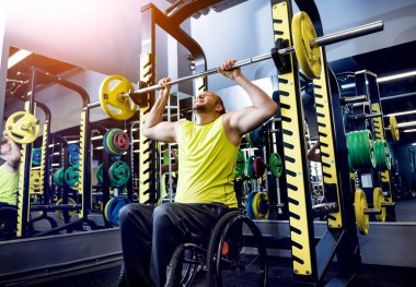 Rehabilitasyon merkezinde engelli adam eğitimi
